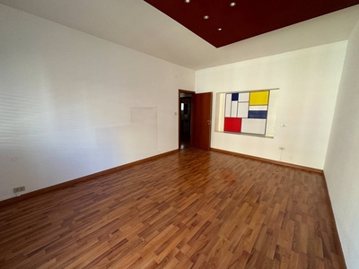 Ufficio in Affitto a Pescara, 1'100€, 159 m²