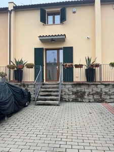 Villa a schiera ad Arezzo, 4 locali, 2 bagni, giardino privato, 110 m²