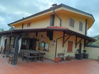 Villa bifamiliare in vendita a Cerisano Cosenza