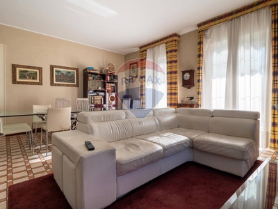 Villa in Vendita a Varese, zona Lissago, 880'000€, 585 m²