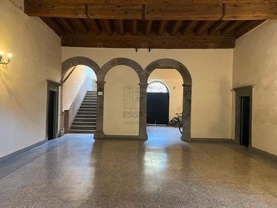 Appartamento in Vendita a Lucca, zona Centro storico, 440'000€, 196 m²