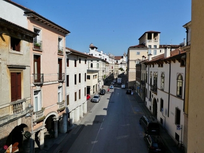 Appartamento in Vendita in Contrà delle Chioare a Vicenza