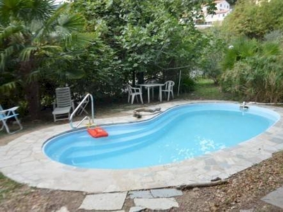 Appartamento quadrilocale in villa trifamiliare con piscina
