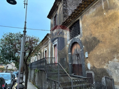 Casa Bi/Trifamiliare in Vendita in Via Vittorio Emanuele 32 a Aci Sant'Antonio