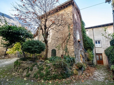 Casa indipendente in Vendita a Mandello del Lario Via Vittorio Veneto