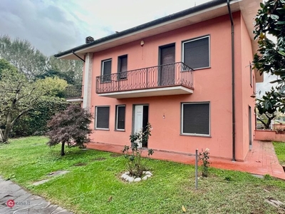 Casa indipendente in Vendita in Via dei Pellegrini 551 a Lucca