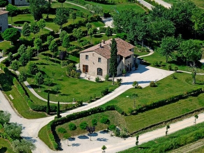 Casale di Lusso in Vendita a Cortona - 300 mq con Giardino Esclusivo
