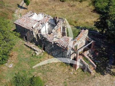 In Vendita: Casale in Pietra da Ristrutturare con Panorama a 360° a Radicofani, Toscana