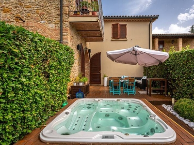 In Vendita: Particolare Porzione di Casale con Jacuzzi Privata a Riparbella, Toscana