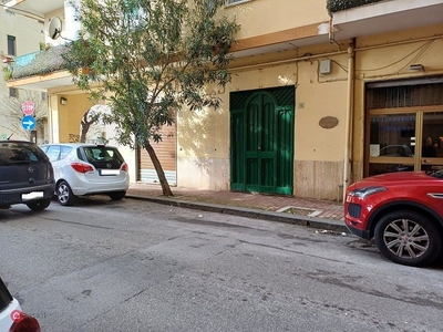 Negozio/Locale commerciale in Vendita in Via Alfredo de Crescenzo 14 a Salerno