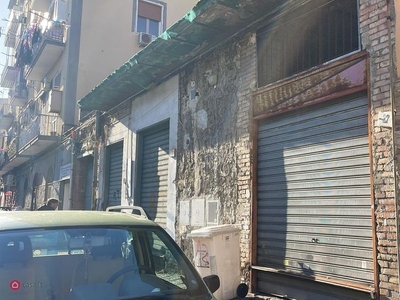 Negozio/Locale commerciale in Vendita in Via Giacomo Profumo 32 a Napoli