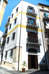 Palazzo/Terratetto in vendita a Palermo