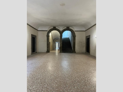 Trilocale in Vendita a Lucca, zona Centro storico, 317'000€, 145 m²