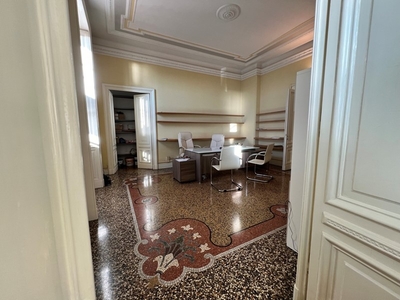Ufficio in Affitto a Genova, zona Carignano, 1'200€, 130 m²
