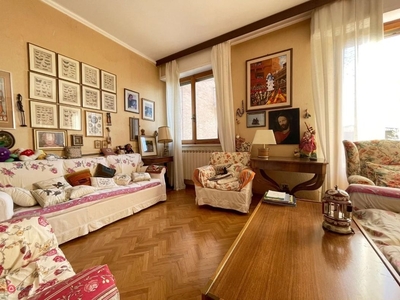 Villa in Vendita in Strada di Scacciapensieri 53100 a Siena