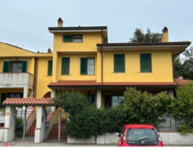 Villa in Vendita in Via Ginzburg Natalia 18 a Prato