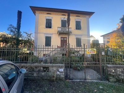 Villa in Vendita in Via Giovanni Sercambi 55100 a Lucca
