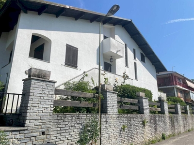 VILLA LIBERA SU 4 LATI CON AREA BOSCHIVA ADIACENTE