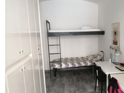 1 posto letto in affitto in appartamento con 2 camere da letto a Torino