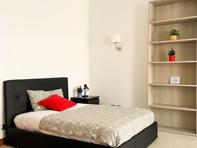 Affittasi letto in appartamento con 4 camere da letto ai Navigli, Milano