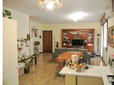 Appartamento in vendita a Verona, Zona Borgo Roma, Via Rodigina 110d