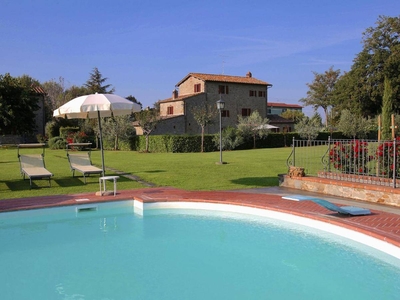 Agriturismo near Cortona with swimming pool