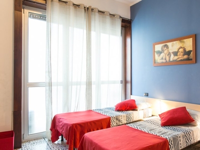 Camera luminosa in appartamento con 1 camera da letto a Vigentina, Milano