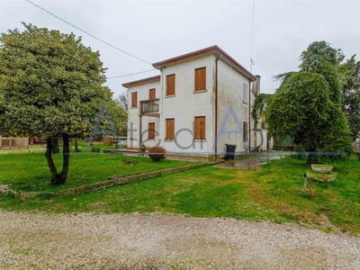 COMODA CASA SINGOLA IN CENTRO PAESE