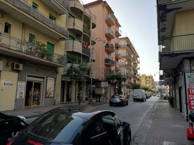 Immobile commerciale in Affitto a Salerno, zona MERCATELLO, 400€, 25 m²