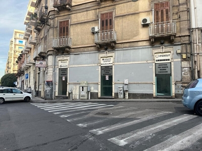 Negozio in Affitto a Catania, 2'000€, 150 m²