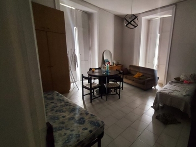 Posto letto in affitto in appartamento con 3 camere da letto a Napoli