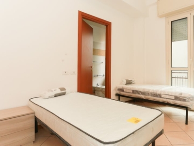 Posto letto in affitto in appartamento con 4 camere a Sesto San Giovanni