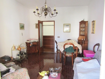 Quadrilocale a Carrara, 1 bagno, 92 m², 2° piano, da ristrutturare