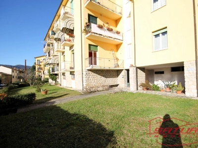 Quadrilocale a Lucca, 1 bagno, giardino in comune, posto auto, 85 m²