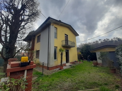 Quadrilocale a Lucca, 1 bagno, giardino privato, 90 m², multilivello