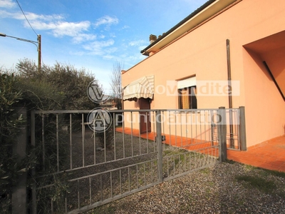 Quadrilocale a Lucca, 1 bagno, giardino privato, posto auto, 80 m²