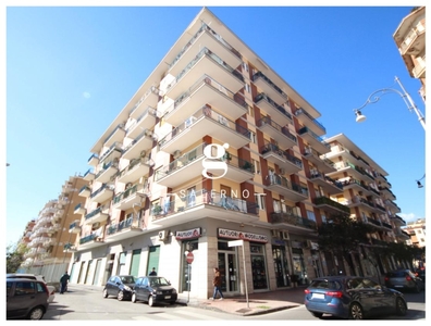 Quadrilocale in Piazza D'Armi, Salerno, 2 bagni, 128 m², 1° piano