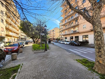 Quadrilocale in Piazza Giovanni Nicotera, Salerno, 2 bagni, 150 m²