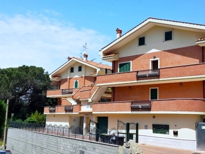 Quadrilocale in Via Vascarelle 112a, Albano Laziale, 2 bagni, con box