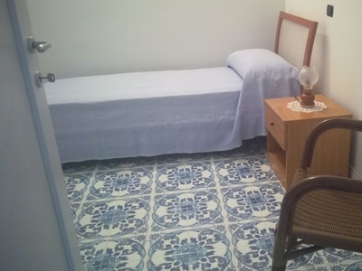 Stanza in affitto in appartamento con 3 camere da letto a Vasto, Napoli