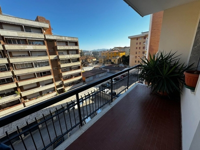 Trilocale a Livorno, 2 bagni, 120 m², 4° piano, terrazzo, ascensore