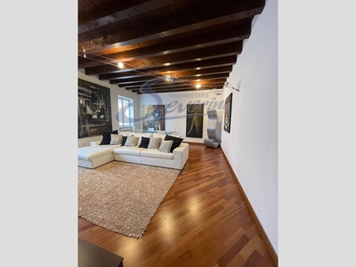 Trilocale in Affitto a Como, 3'000€, 140 m², arredato