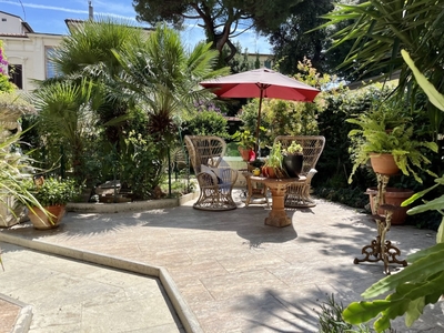 Villa a Livorno, 13 locali, 4 bagni, giardino privato, garage, 330 m²