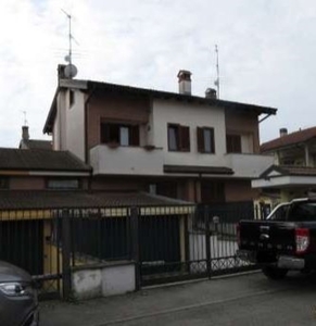 Villa a schiera in Via Carlo Cattaneo, Cambiago, 5 locali, 2 bagni