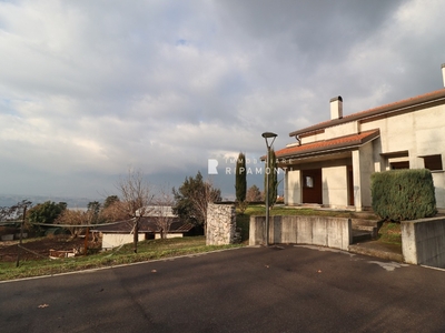 Villa a schiera in Via Piave, Oggiono, 5 locali, 3 bagni, posto auto