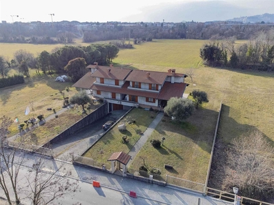 Villa bifamiliare in vendita a Pedrengo Bergamo