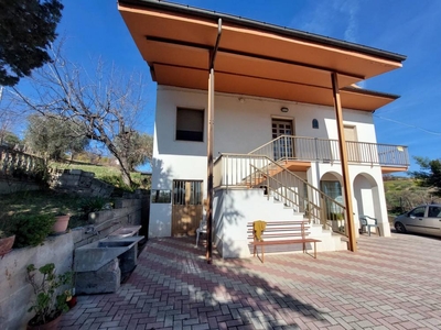 villa indipendente in vendita a Mosciano Sant'Angelo