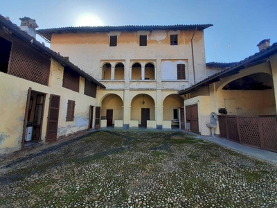 VILLA STORICA CON CORTILE PRIVATO NEL CUORE DEL PAESE