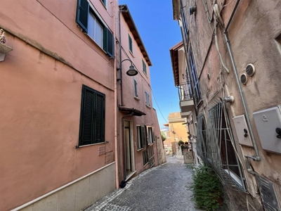 Casa a Schiera in vendita a Frosinone via Vicolo San Pietro 5