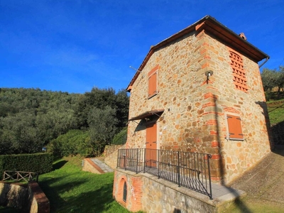 Casale In Vendita A Larciano Composto Da 8vani